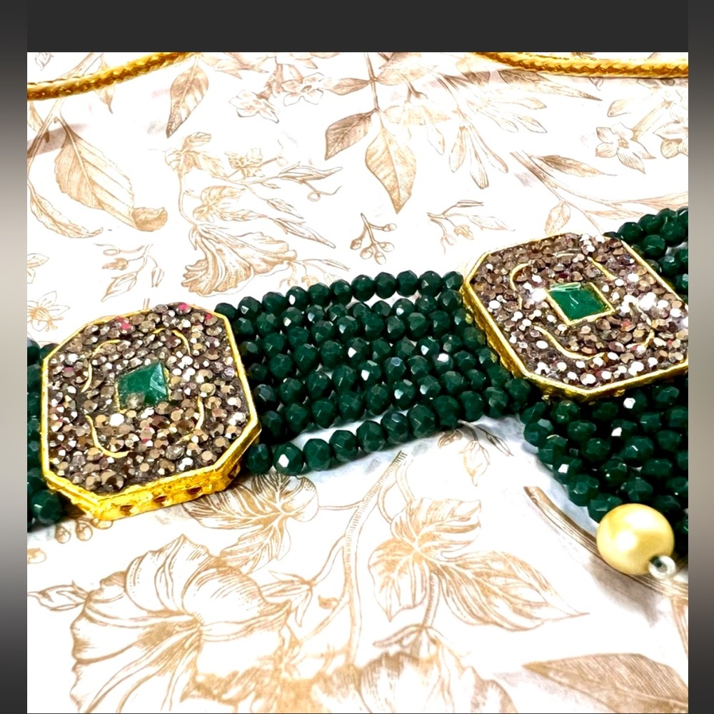 Brand New!Regal Stunning Emerald Necklace with Greyish black diamonte stones 💖